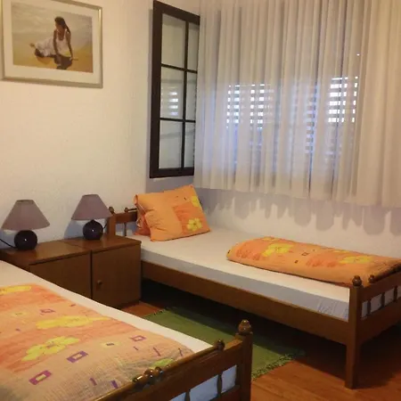 Pansion Helvetia בית הארחה 2*